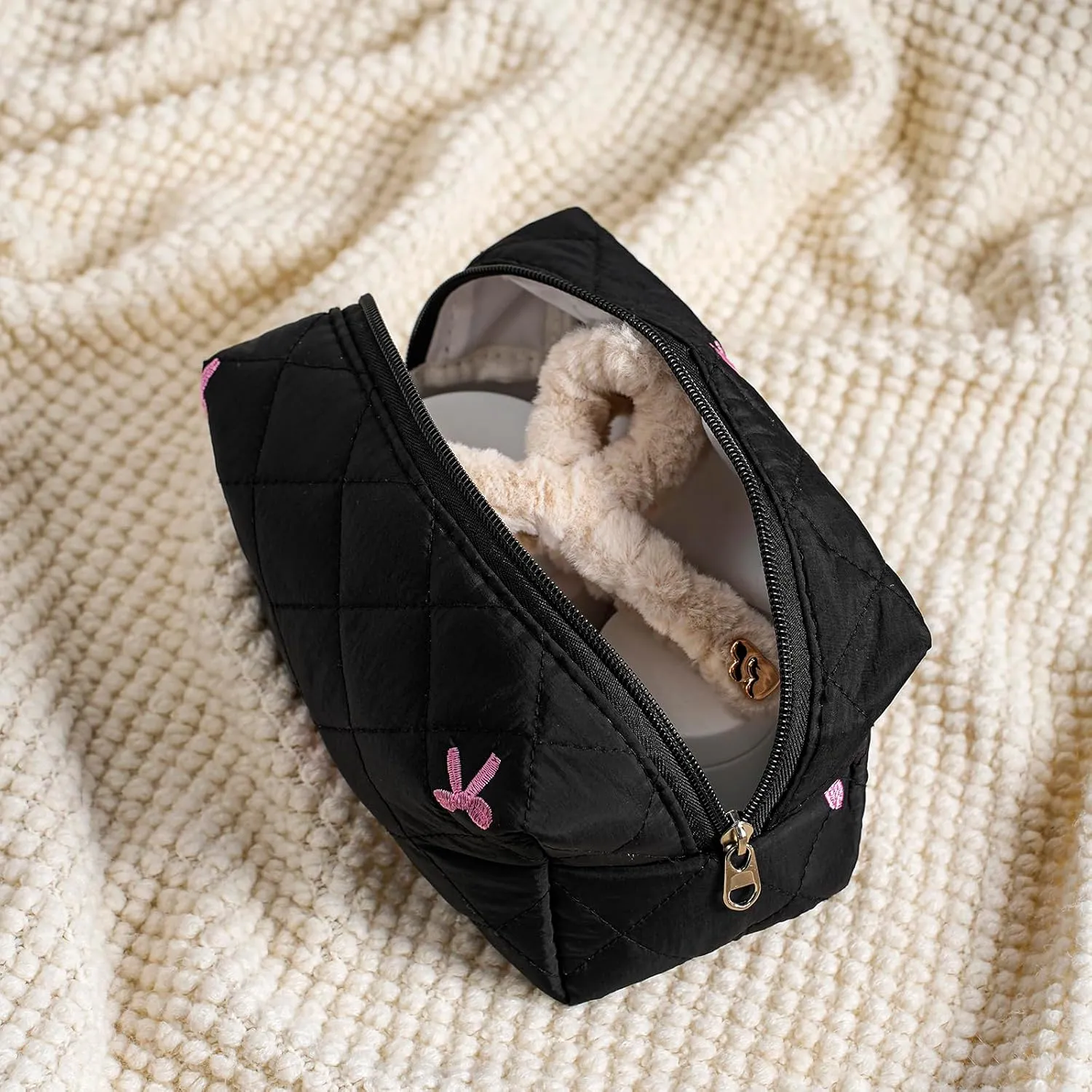 Small Quilted Cotton Makeup Bag, Aesthetic Cosmetic Bag, Cute Floral Makeup Pouch, Kawaii Trendy Preppy Travel Toiletry Bag for Women and Girls (06 Mixed Flowers)